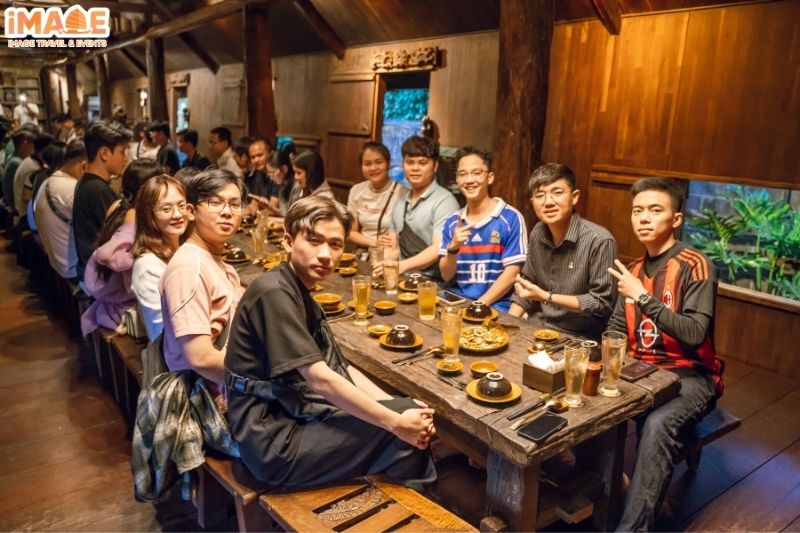 Bữa tối tại nhà hàng địa phương Arul House