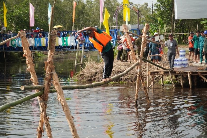 Đi qua cầu khỉ Cà Mau