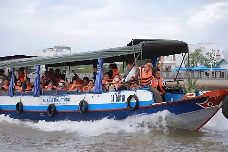 Hoạt động đi thuyền Company Trip Cà Mau