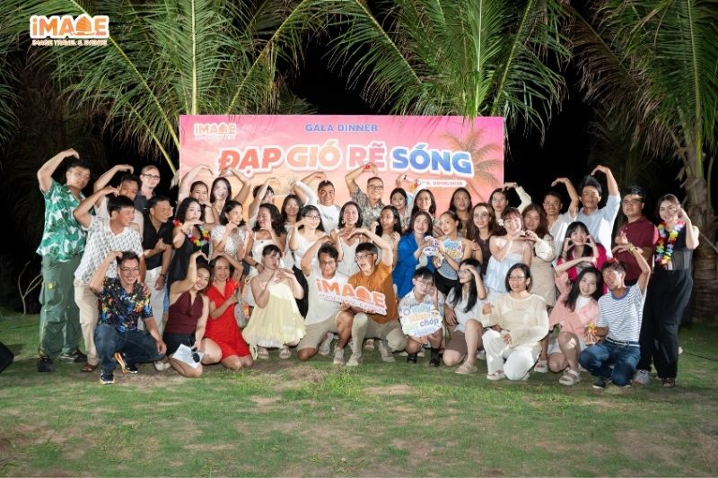 Mọi người cùng nhau chụp hình Company Trip Phú Quý Kê Gà