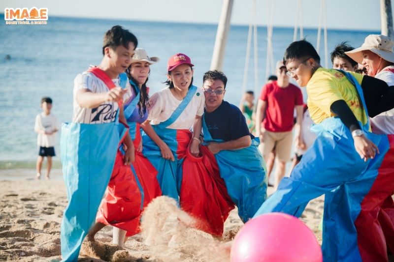 Trò chơi Team Building Phú Quý - Đá banh bãi biển